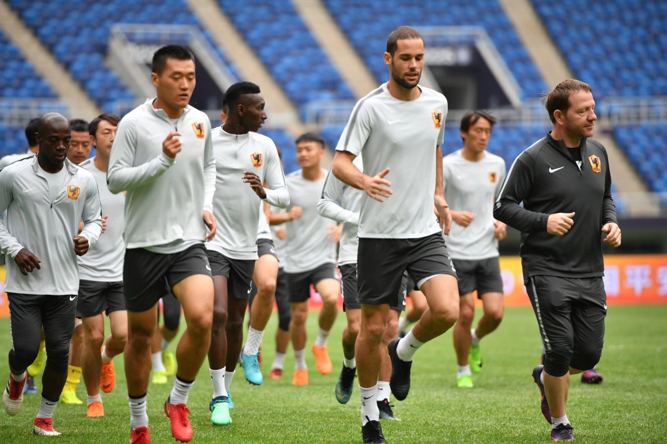 九游体育入口-冲刺阶段上海久事远射贴柱：欧联节点到来，压力陡增，赛程密集仍需轮换