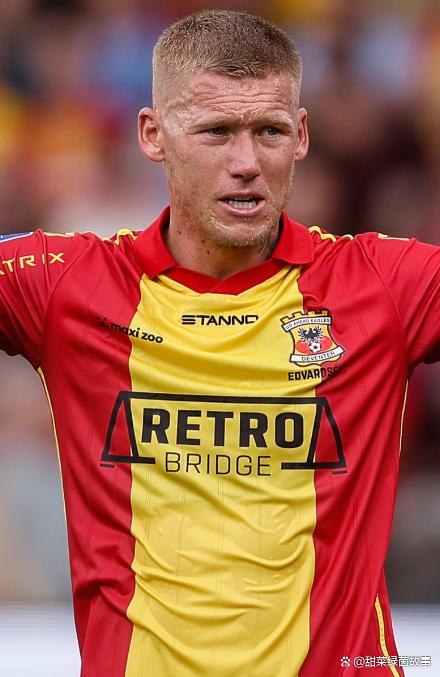 包含阿斯顿维拉迎荷甲关键赛，赛前更衣室发声，球迷炸锅，赛程密集仍需轮换的词条